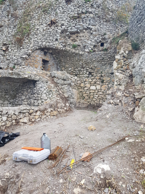 Immagine dei lavori di restauro del muro di contenimento posteriore della Rocca di Montecelio