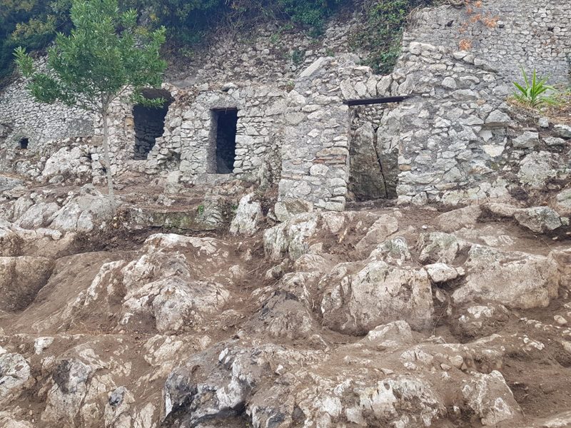 Immagine dei lavori di restauro del muro di contenimento posteriore della Rocca di Montecelio