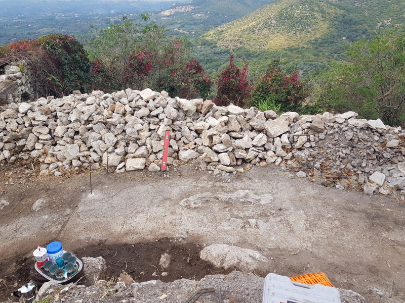 Immagine dei lavori di restauro del muro di contenimento posteriore della Rocca di Montecelio